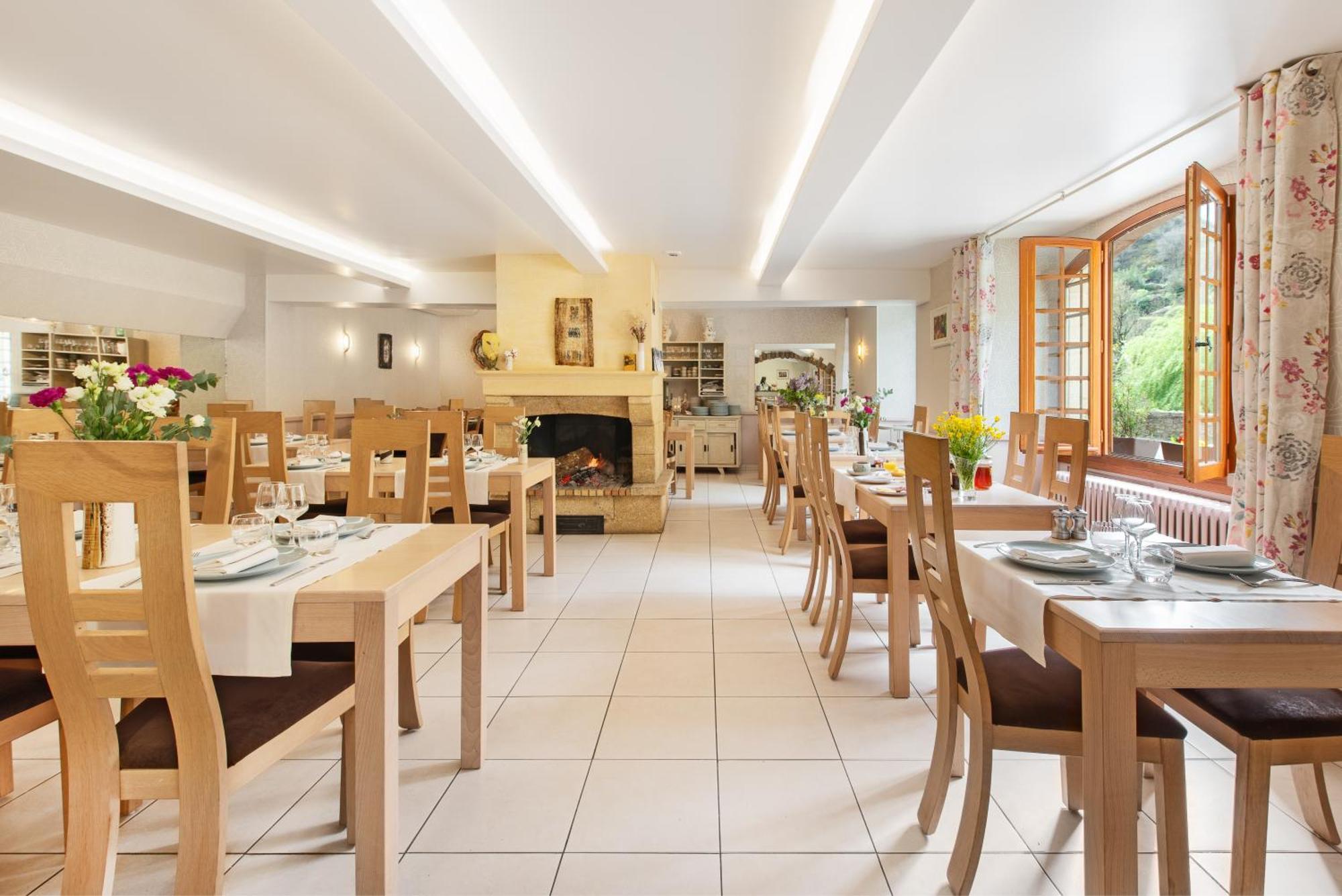 Hotel Restaurant Le Relays Du Chasteau - Logis Hotel Brousse-le-Chateau Exterior photo