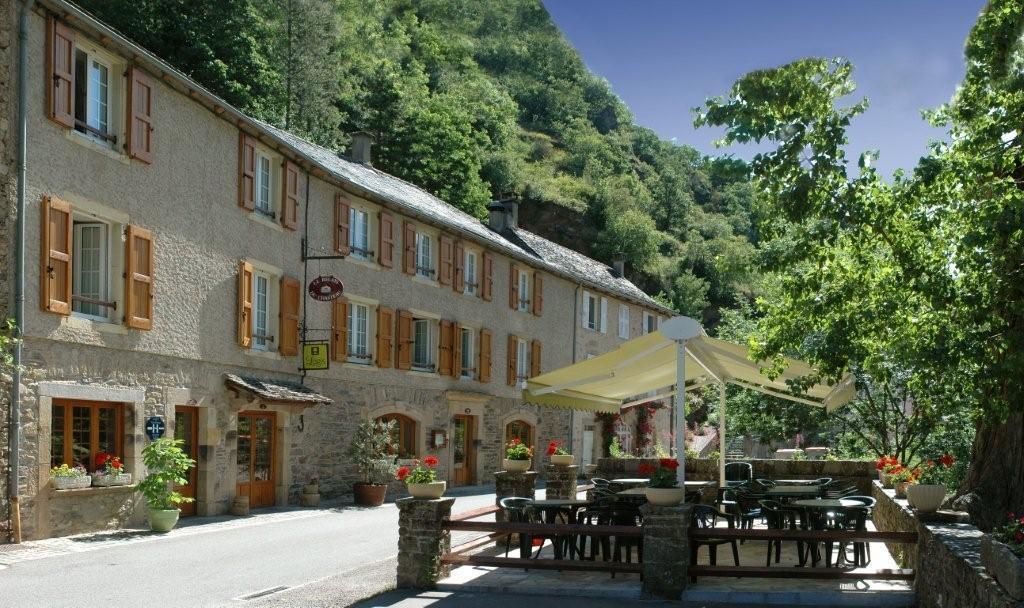 Hotel Restaurant Le Relays Du Chasteau - Logis Hotel Brousse-le-Chateau Exterior photo